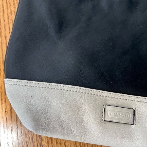 Coach Spectator Bag Black and White Shoulder Bag with Classic Design - Picture 2 of 5
